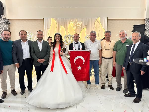 İlçemiz sakinlerinden Ramazan CANBAZ’ ın kıymetli oğlu Nazım CANBAZ ile kızımız Dilara CANBAZ’ın (Mülazimoğlu) düğün merasimine Yönetim Kurulu Üyelerimiz iştirak ederek geleneksel hale Kuran ve bayrağımızı çiftlerimize takdim etmişlerdir.