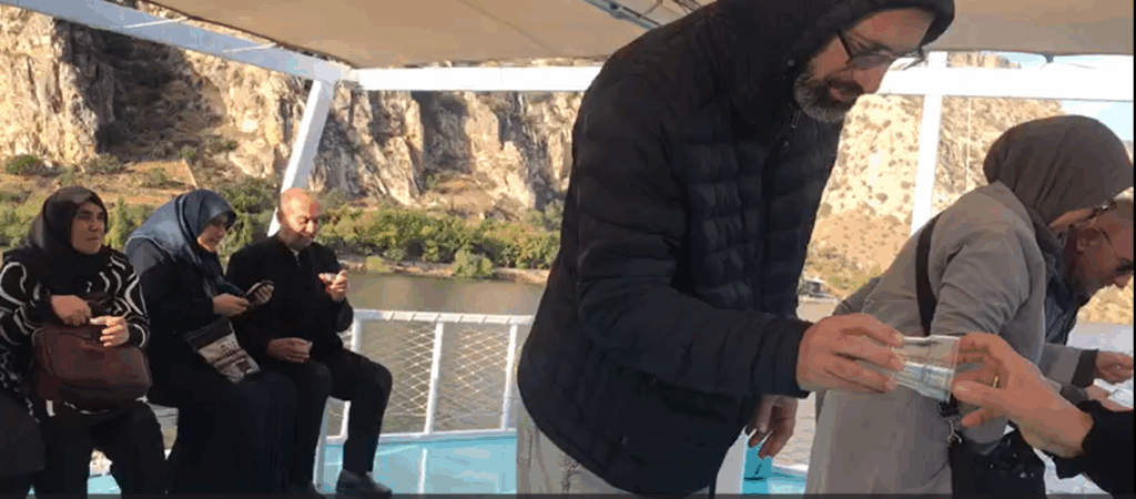 Mezopotamya’da Gezisinden Kareler, Halfeti’de Dostlarla içilen bir bardak çayın keyfi!